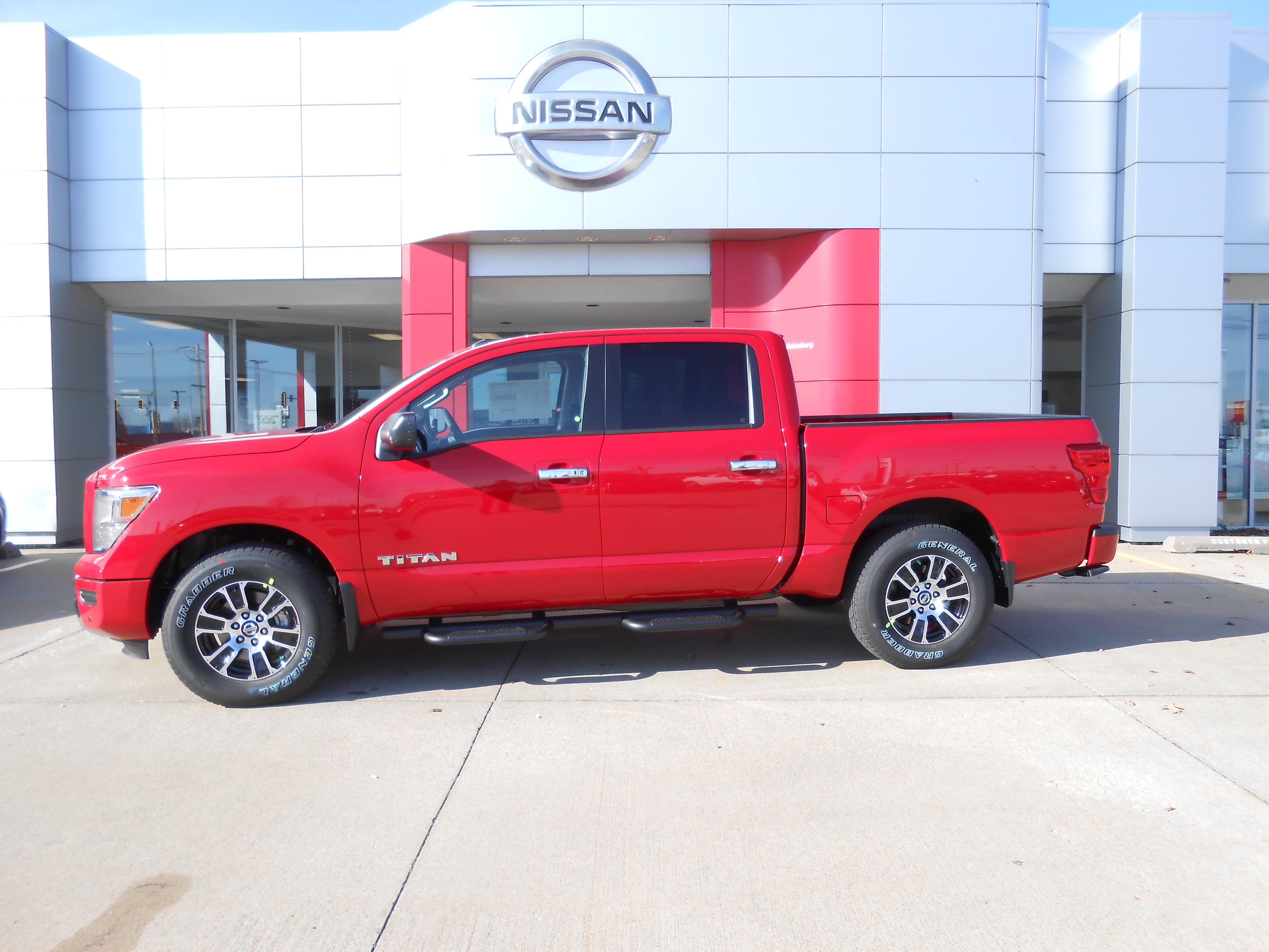New 2021 Nissan Titan 4x4 Crew Cab SV Galesburg IL Nissan Dealer 21N04