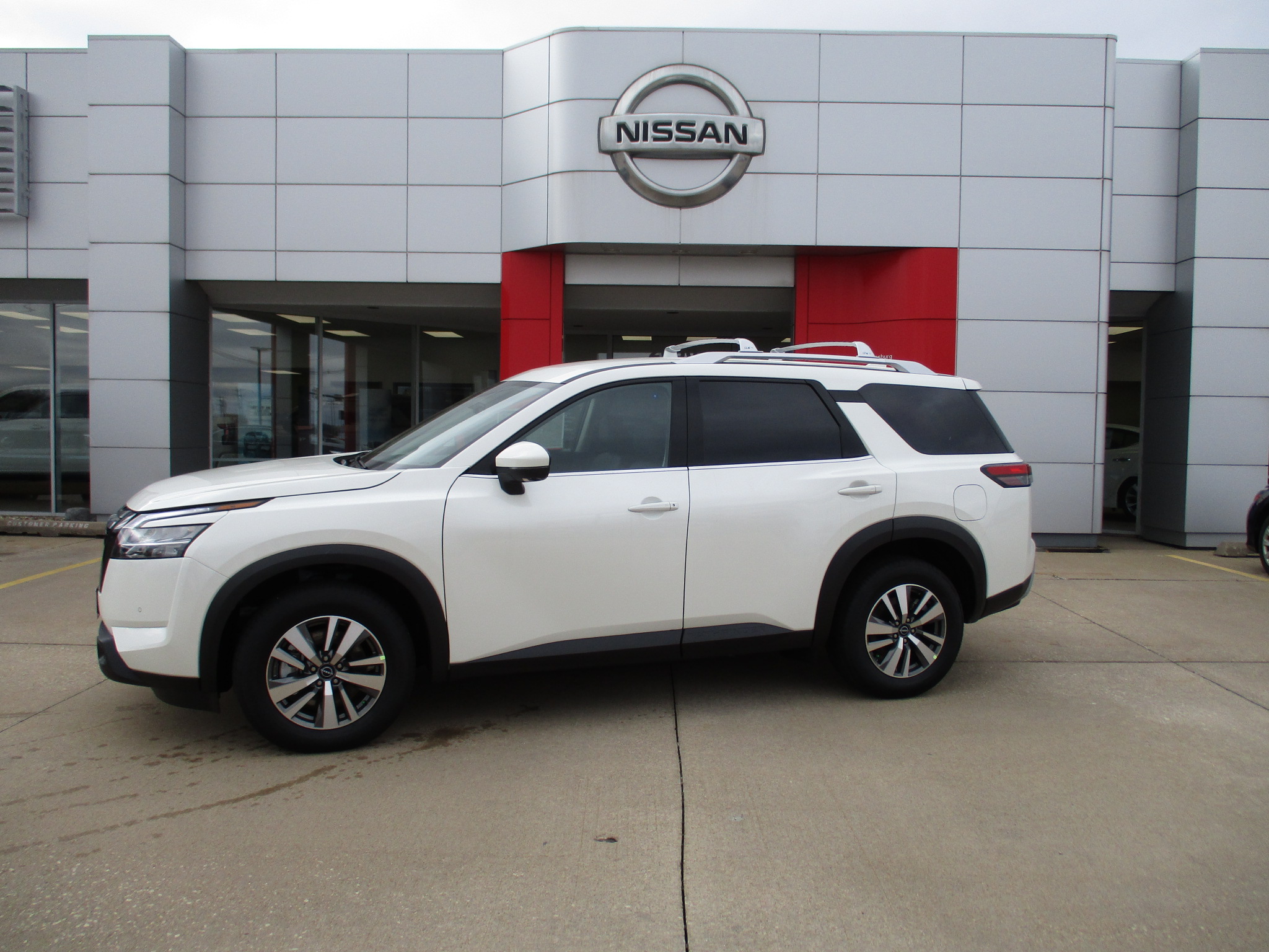 New 2023 Nissan Pathfinder SL 4WD Galesburg IL Nissan Dealer N229679