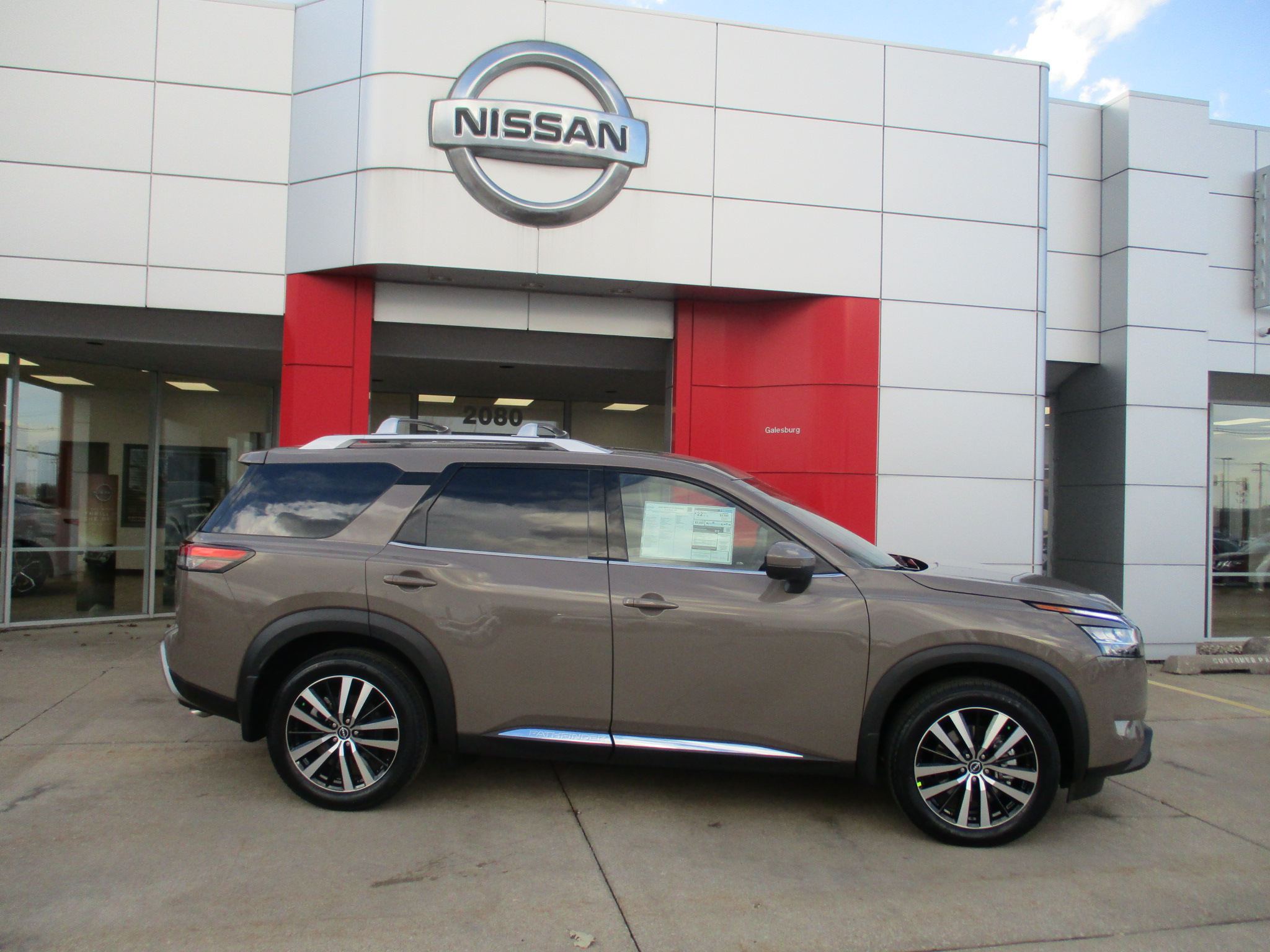 New 2024 Nissan Pathfinder Platinum 4WD Galesburg IL Nissan Dealer