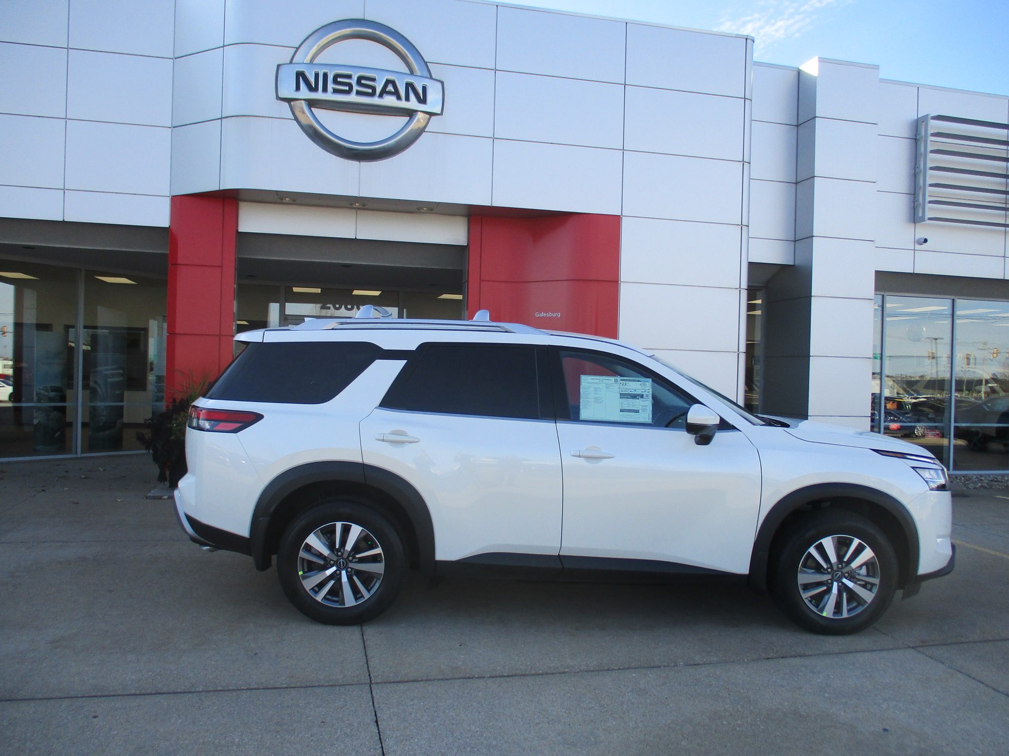 New 2024 Nissan Pathfinder SL 4WD Galesburg IL Nissan Dealer N226872