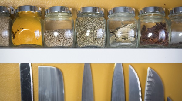 Spice rack with knives