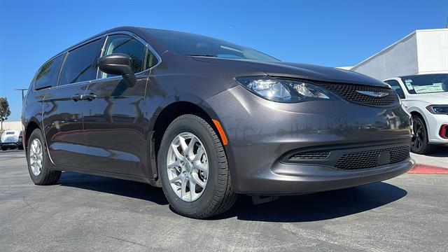 2022 Chrysler Voyager LX 5