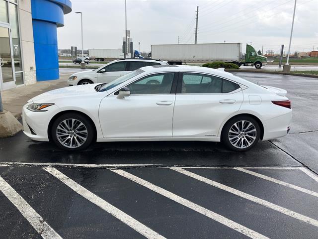 View vehicle photo 3