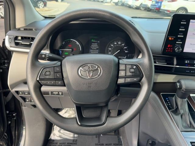 2023 Toyota Sienna LE 8-Passenger 20