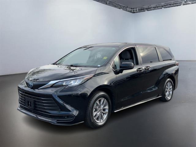 2023 Toyota Sienna LE 8-Passenger 8