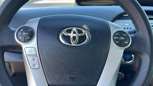 2014 Toyota Prius Three 24