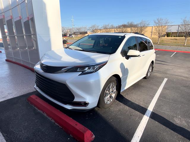 2022 Toyota Sienna XLE's photo
