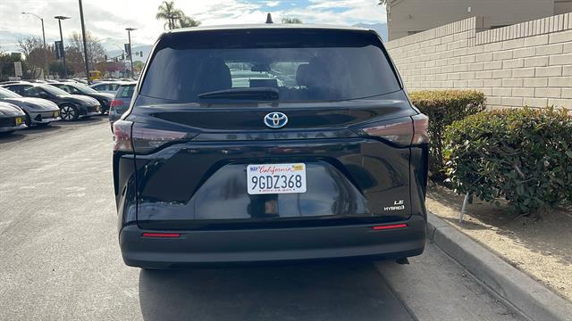 2023 Toyota Sienna LE 8-Passenger 3