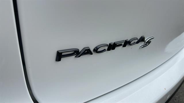 2018 Chrysler Pacifica Limited 32