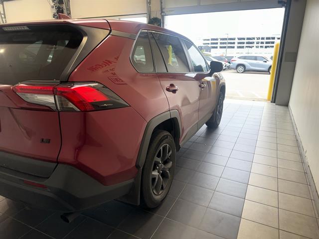 2022 Toyota RAV4 LE photo 6