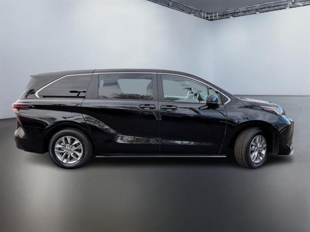 2023 Toyota Sienna LE 8-Passenger 3