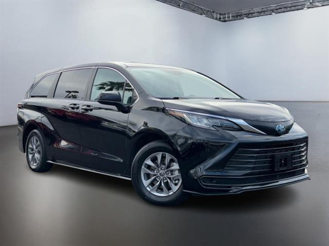 2023 Toyota Sienna LE 8-Passenger 2