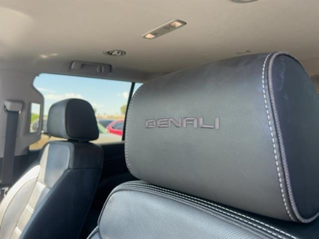 2020 GMC Yukon XL Denali 21