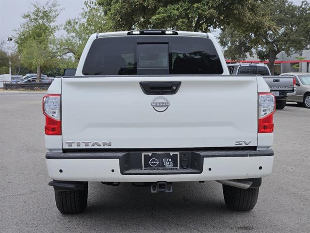 2024 Nissan Titan SV 4