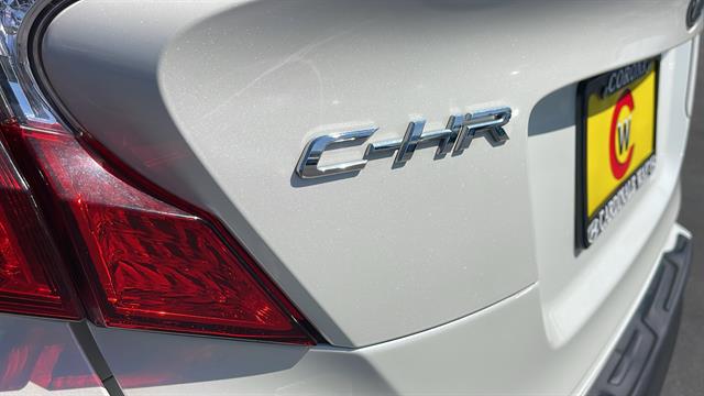 2019 Toyota C-HR XLE 28