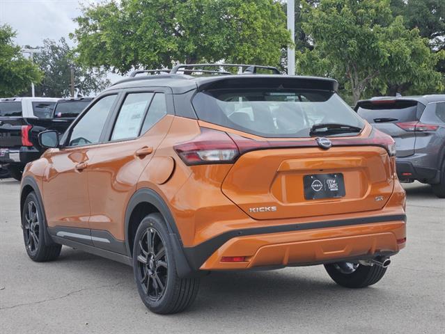 2024 Nissan Kicks SR 4