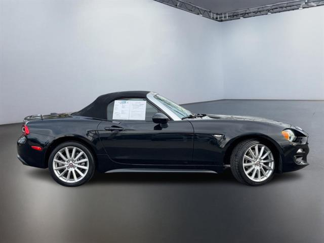 2017 Fiat 124 Spider Lusso 3