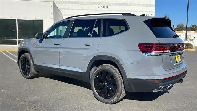 2025 Volkswagen Atlas SE 11