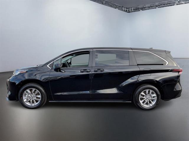 2023 Toyota Sienna LE 8-Passenger 9