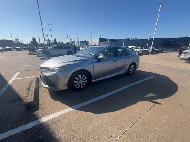 2020 Toyota Camry LE photo 1