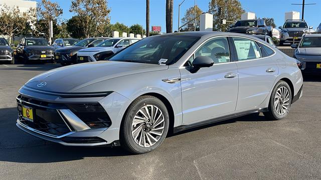 2025 Hyundai Sonata Hybrid Limited 13