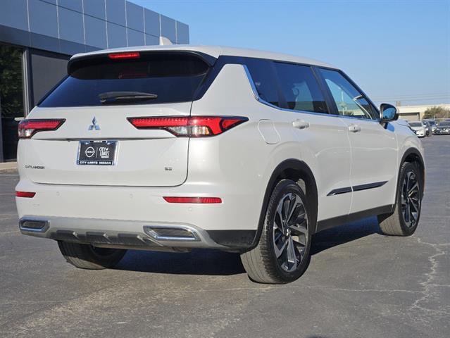 2022 Mitsubishi Outlander SE 3