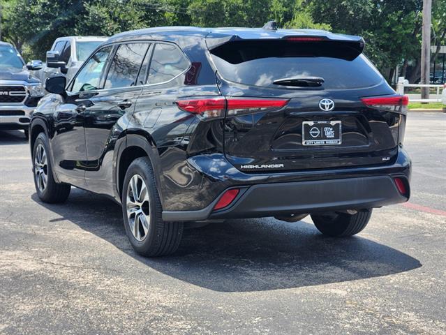 2021 Toyota Highlander XLE 3