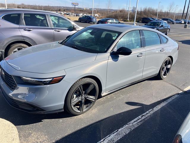 View vehicle photo 4