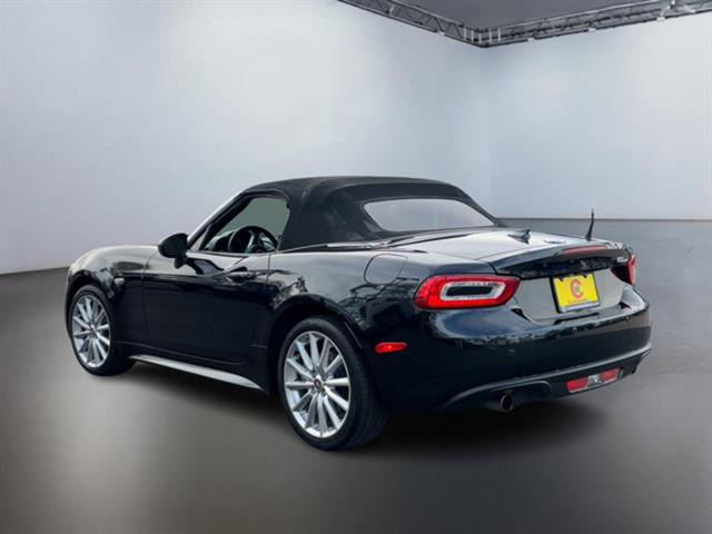 2017 Fiat 124 Spider Lusso 10