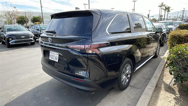 2023 Toyota Sienna LE 8-Passenger 2