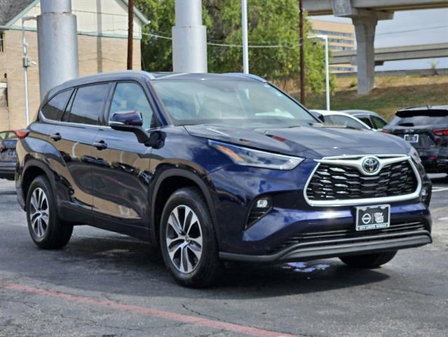 2021 Toyota Highlander XLE 2