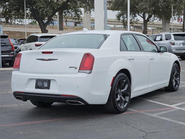 2022 Chrysler 300 300S 5