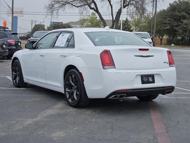 2022 Chrysler 300 300S 3