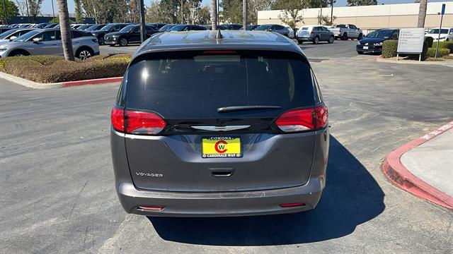 2022 Chrysler Voyager LX 8