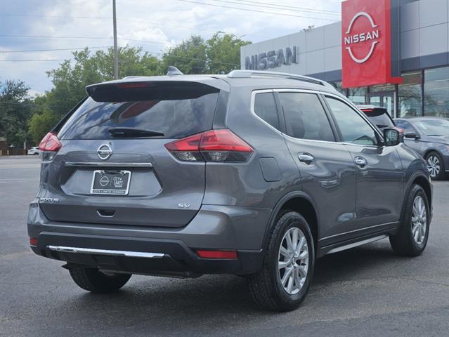 2017 Nissan Rogue SV 4