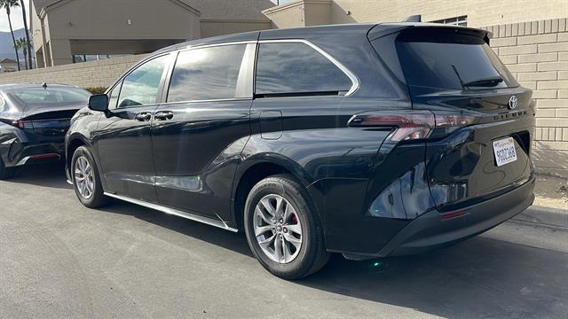 2023 Toyota Sienna LE 8-Passenger 4